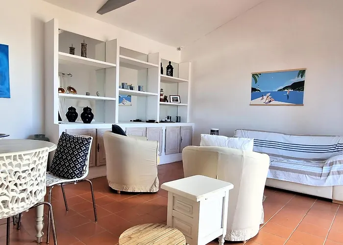 Villa F4 Mediterraneenne Avec Acces Direct Crique Et Parking - Fr-1-309-293 *